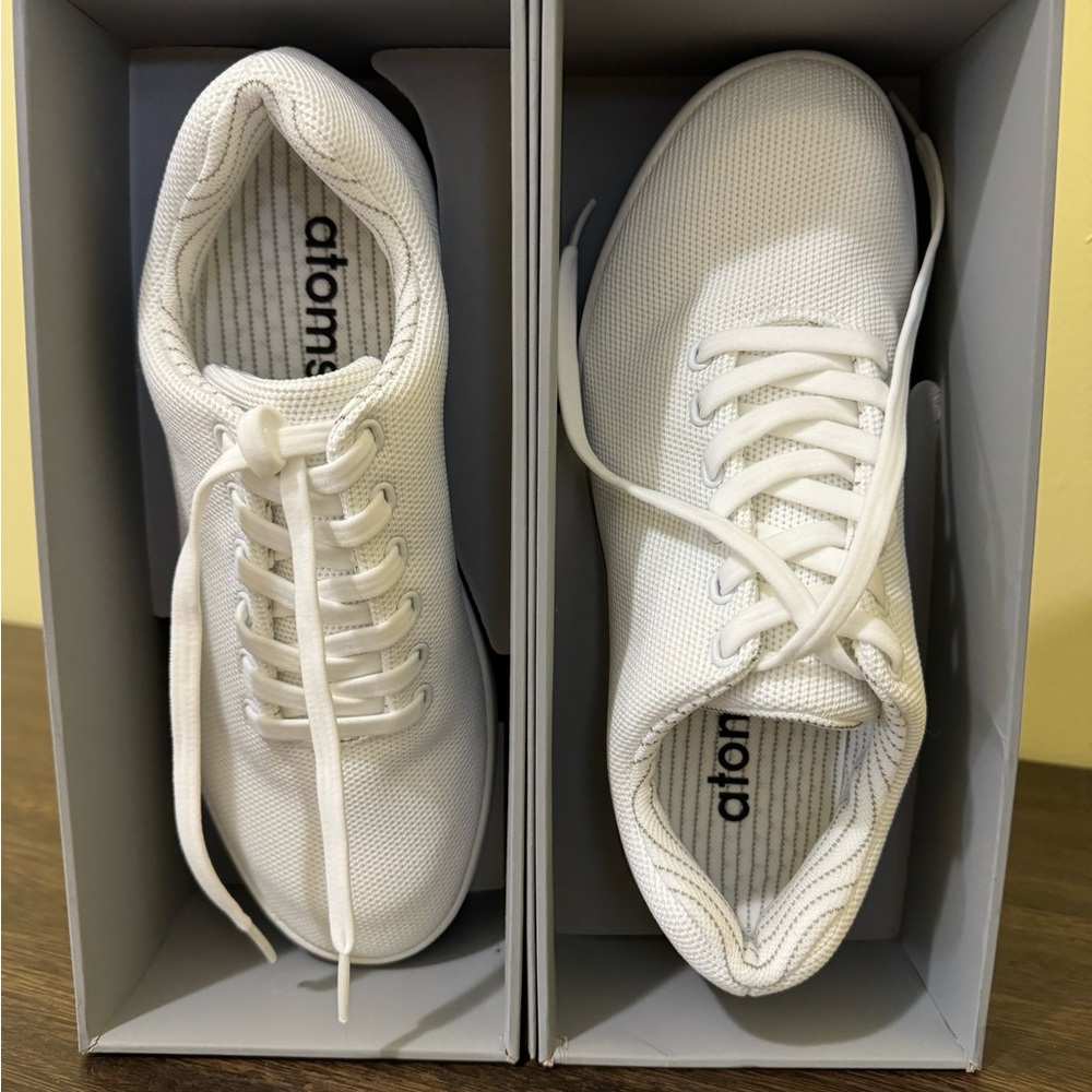 Atoms white model 000 canvas sneakers, size 8.75 women’s 7.25 men’s